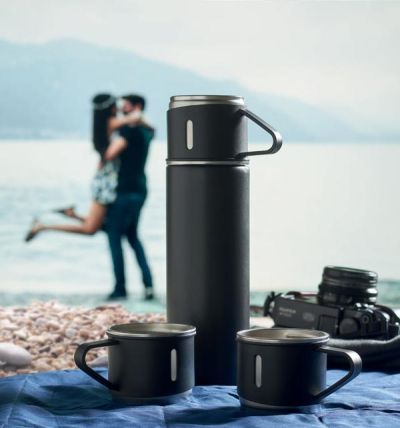 Set of flask with 2 cups