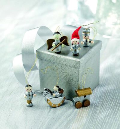 Set of 6 wooden Christmas tree hangers 
