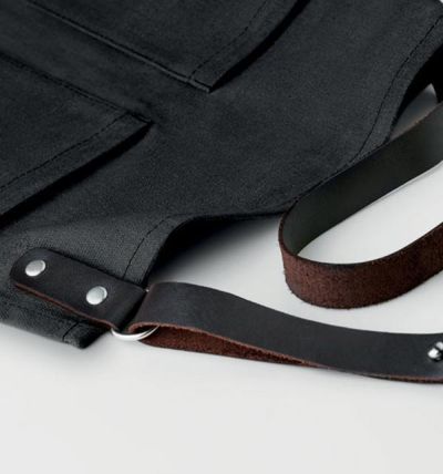 Apron in waxed canvas with leather details