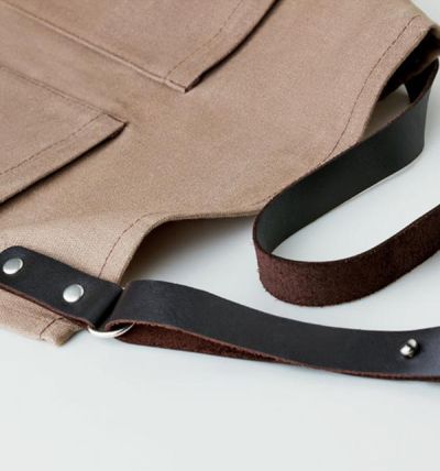 Apron in waxed canvas with leather details