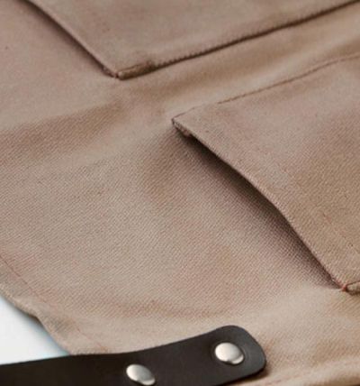 Apron in waxed canvas with leather details